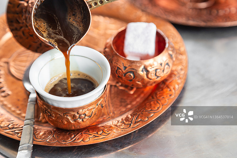 倒入土耳其咖啡图片素材