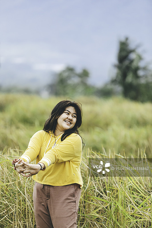 亚洲女性在村庄锻炼图片素材