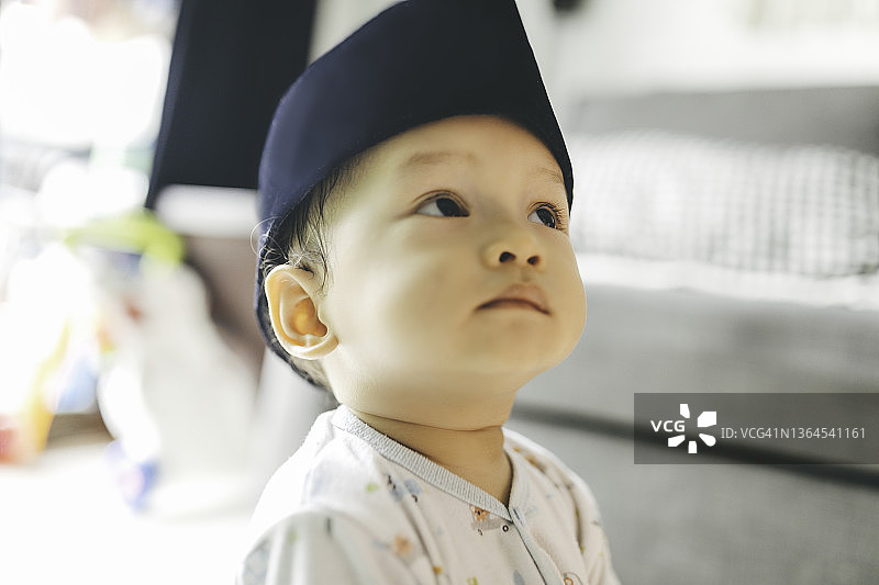 戴着宋谷帽的婴儿图片素材