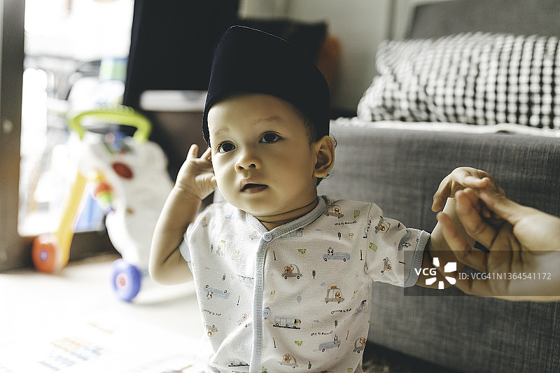 戴着宋谷帽的婴儿图片素材