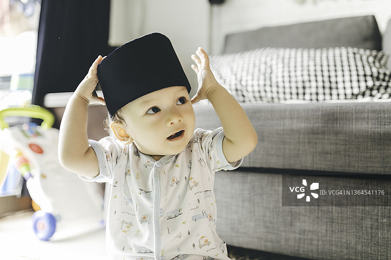 戴着宋谷帽的婴儿图片素材