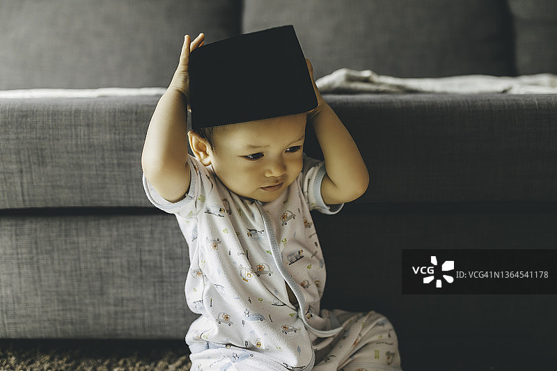 戴着宋谷帽的婴儿图片素材