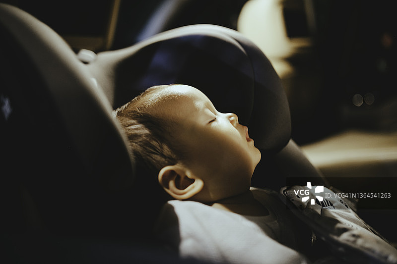 乘车旅行时坐在汽车安全座椅上的男婴图片素材