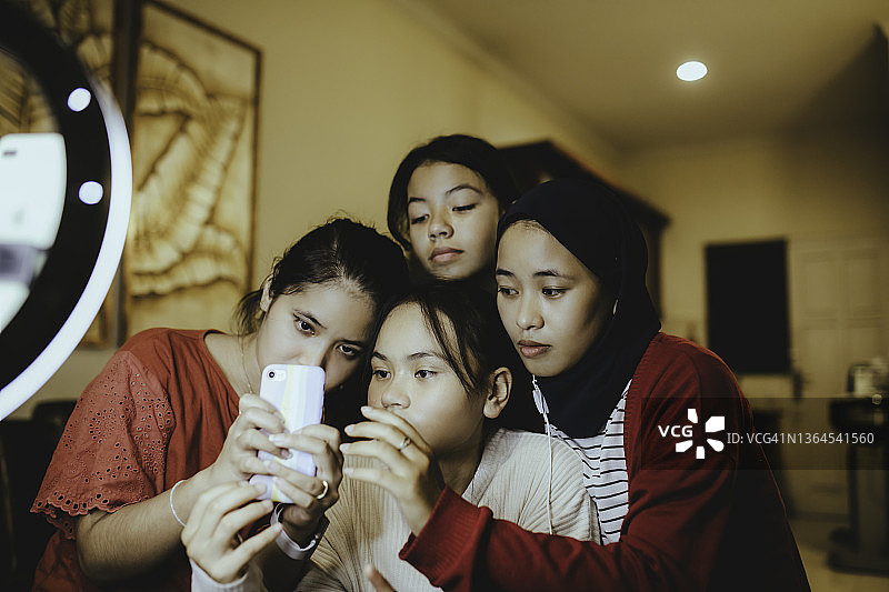 自拍的亚洲青年图片素材