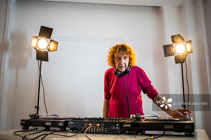 年长的白人男性DJ портрет图片素材
