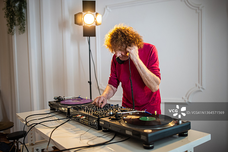 态度很酷的资深DJ播放音乐图片素材