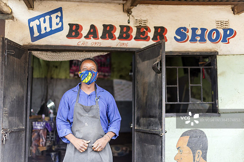 理发师在理发店外戴着防护口罩图片素材