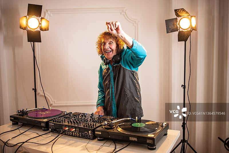 快乐的老年男人在播放音乐时跳舞图片素材