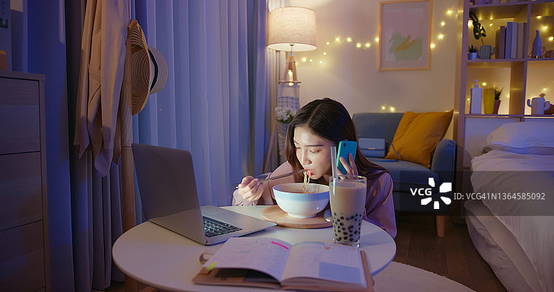 自由职业：居家工作的女人图片素材