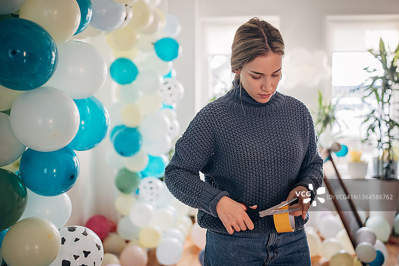 年轻的派对策划师正在布置气球装饰图片素材