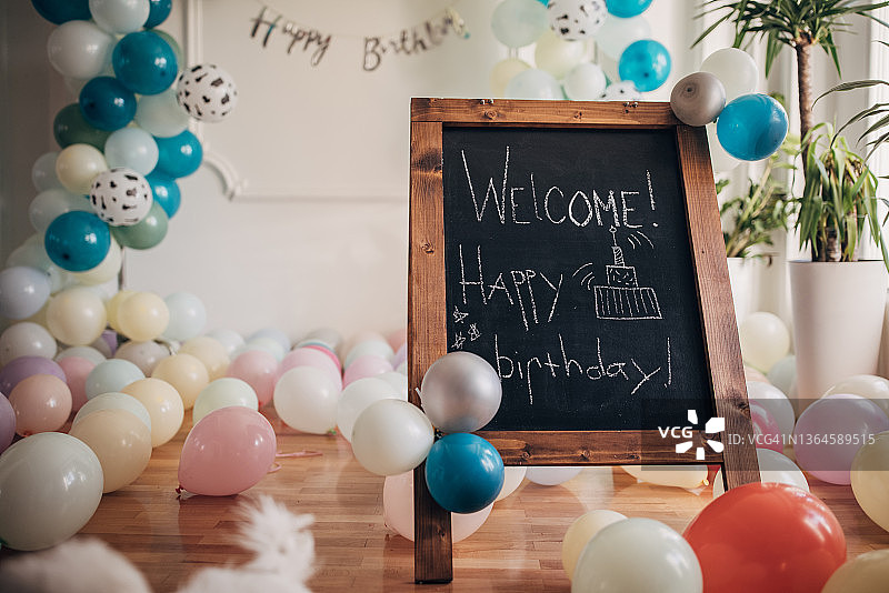 黑板上写的欢迎生日派对标语图片素材