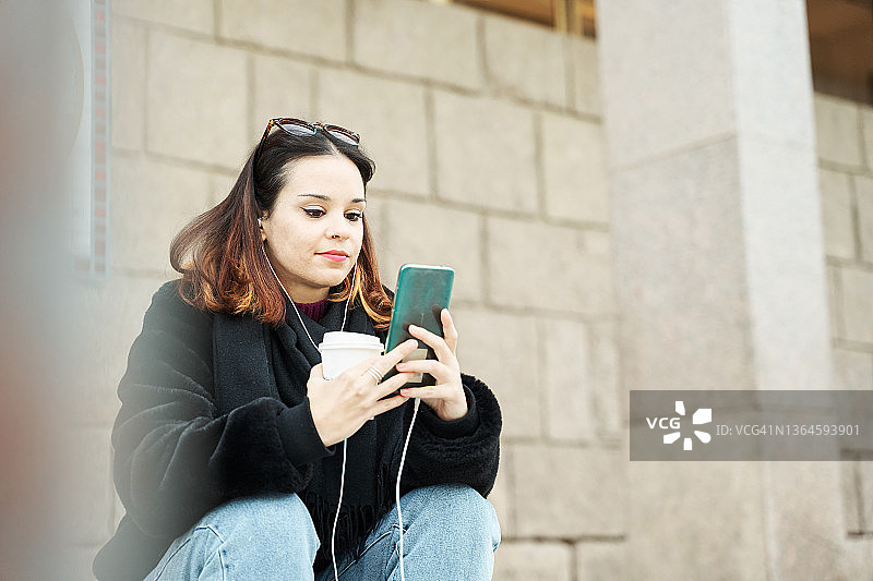 女人用手机在社交网络上直播图片素材
