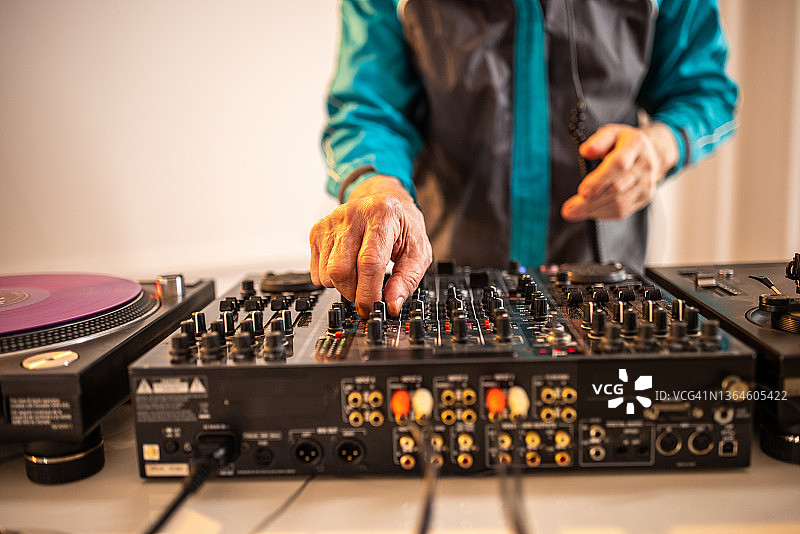 年长的DJ正在演奏音乐图片素材