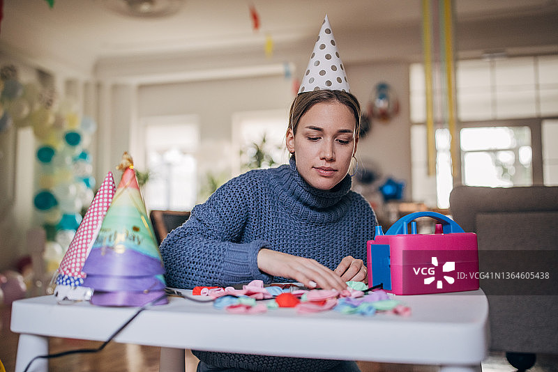 年轻的派对装饰员用气球泵吹气球图片素材