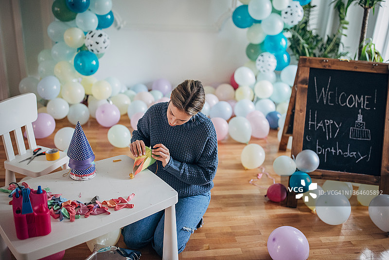 派对装饰员制作生日派对帽子图片素材