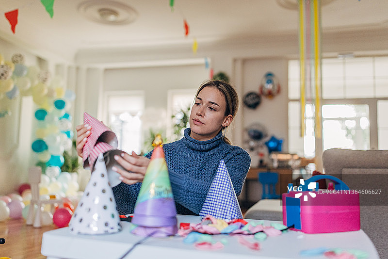 派对装饰员制作生日派对帽子图片素材