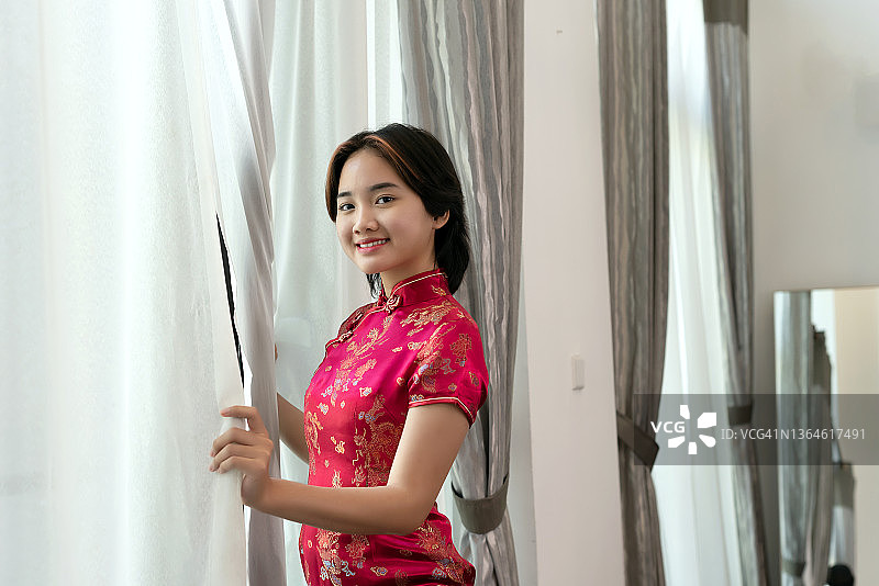 身穿旗袍的年轻女人图片素材