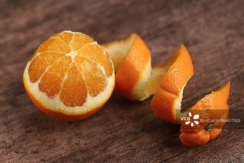 木质背景上的剥皮橙子图片素材