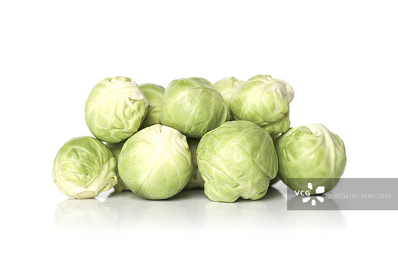 白色背景上堆放的新鲜抱子甘蓝图片素材