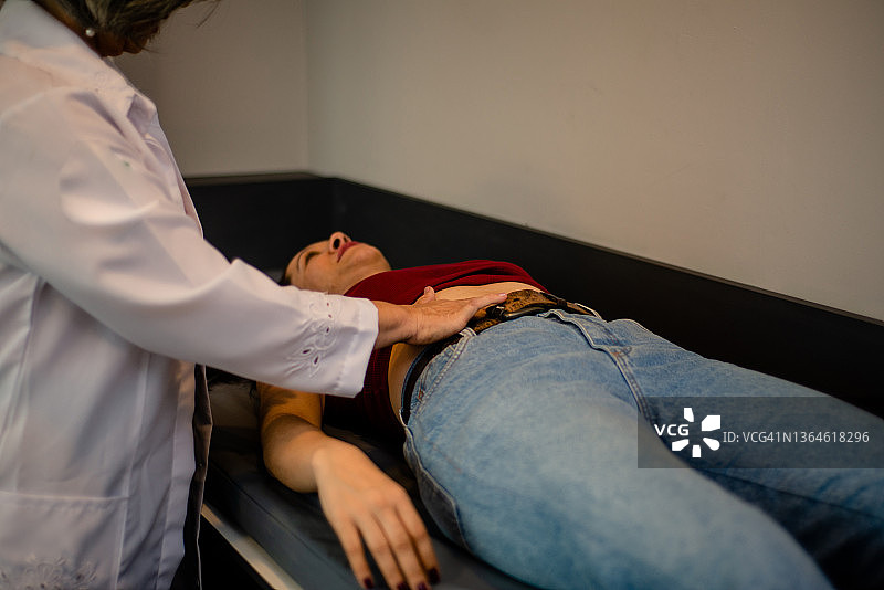 医生进行检查图片素材