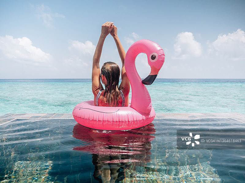 女人在水上小屋享受奢华假期图片素材