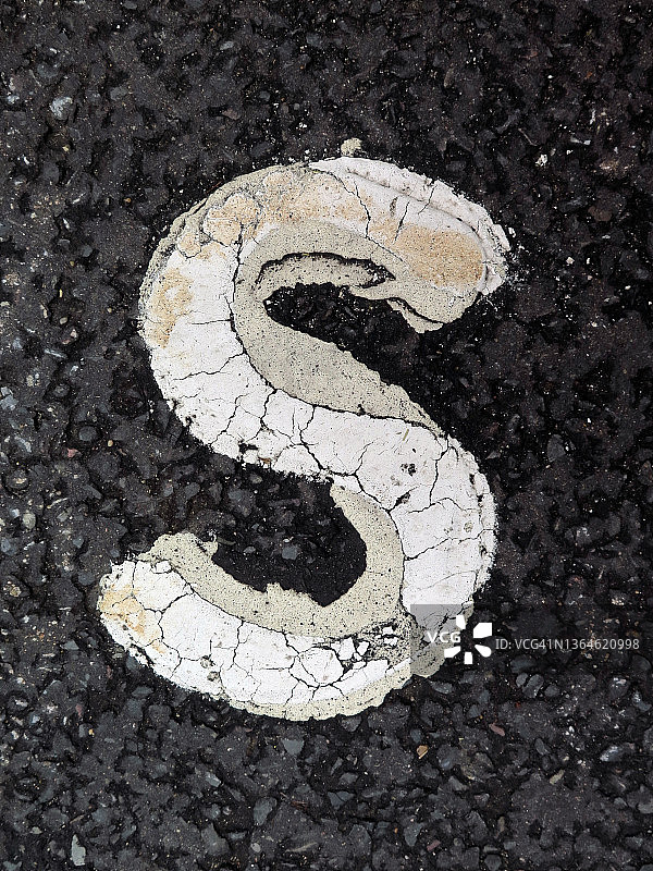 伦敦街道上绘制的旧大写字母S图片素材