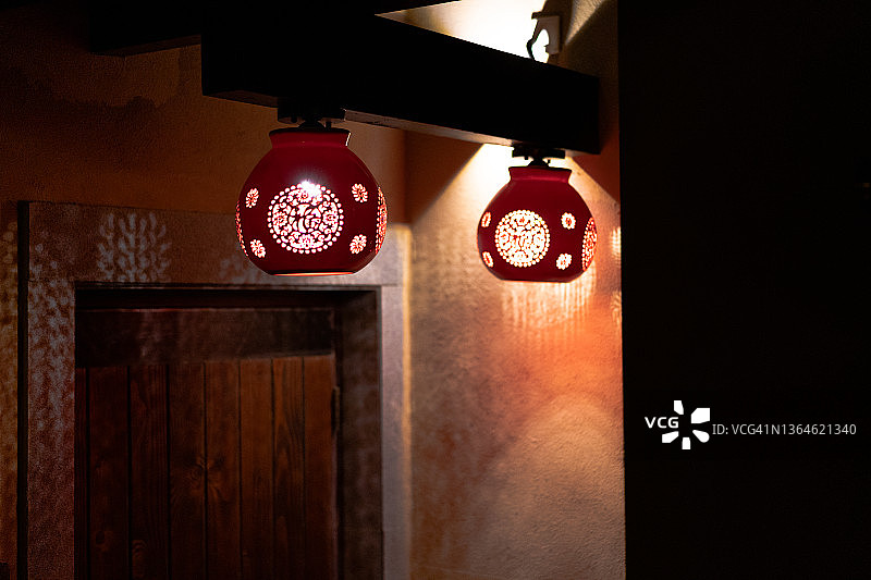 春节期间悬挂在街道上的红灯笼装饰图片素材