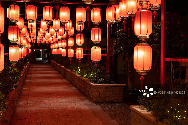 春节期间悬挂在街道上的红灯笼装饰图片素材