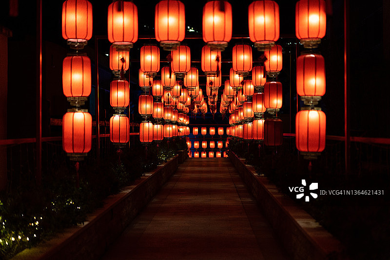 春节期间悬挂在街道上的红灯笼装饰图片素材