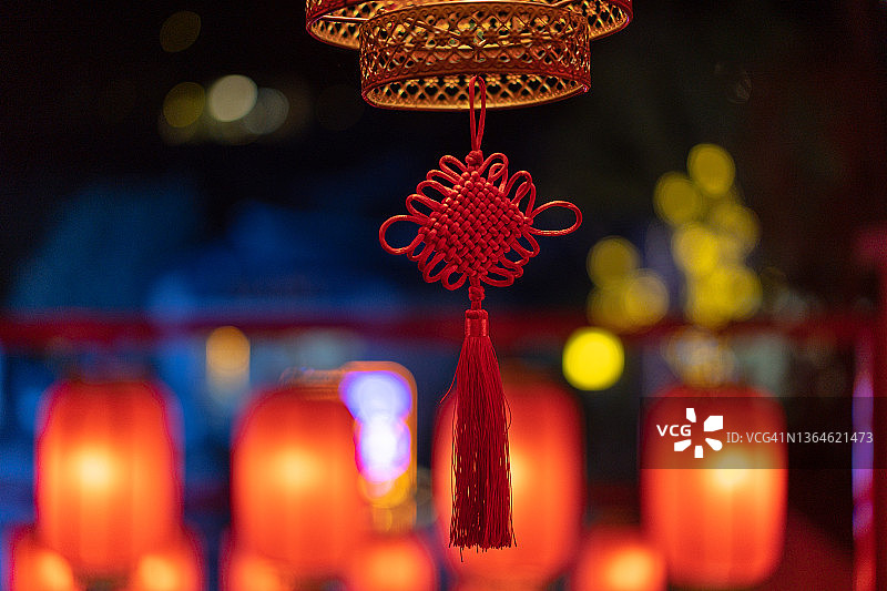 春节期间悬挂在街道上的红灯笼装饰图片素材