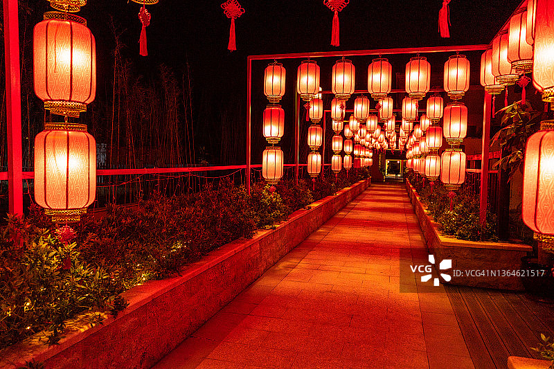 春节期间悬挂在街道上的红灯笼装饰图片素材