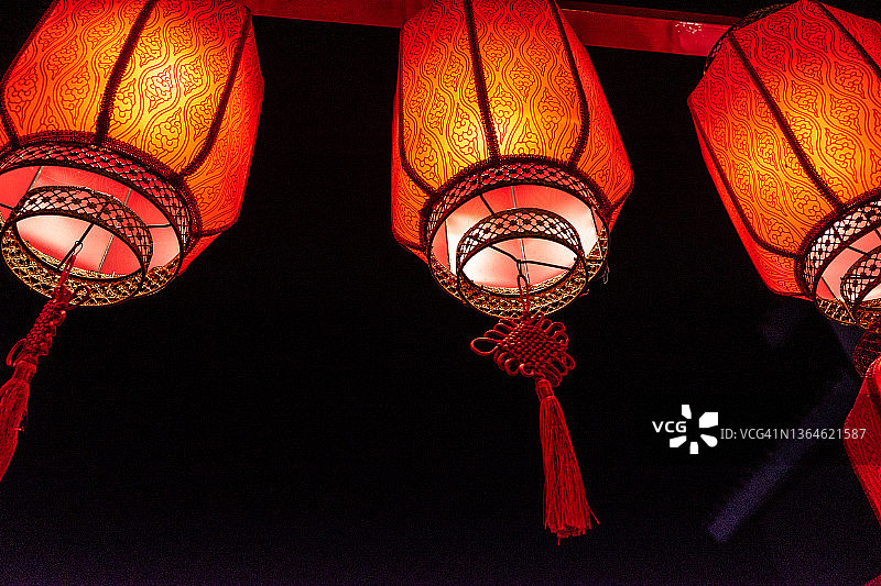 春节期间悬挂在街道上的红灯笼装饰图片素材