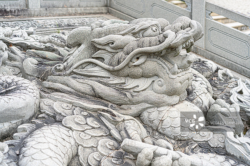 中国传统建筑入口处装饰有龙纹的石阶图片素材
