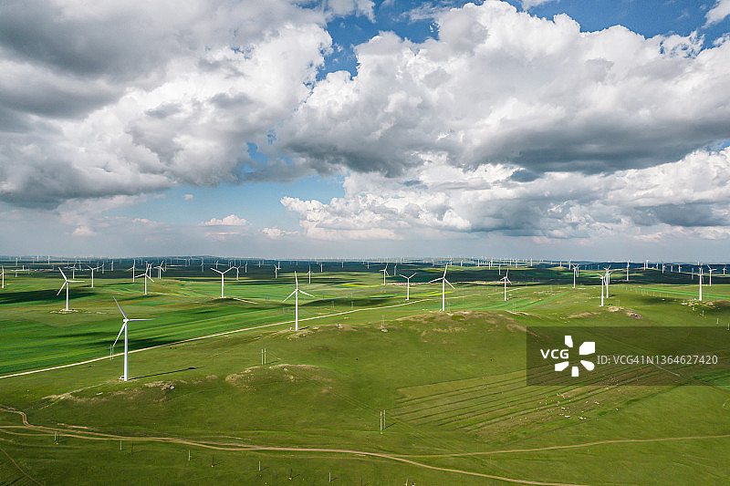 草原风力涡轮机无人机视角图片素材