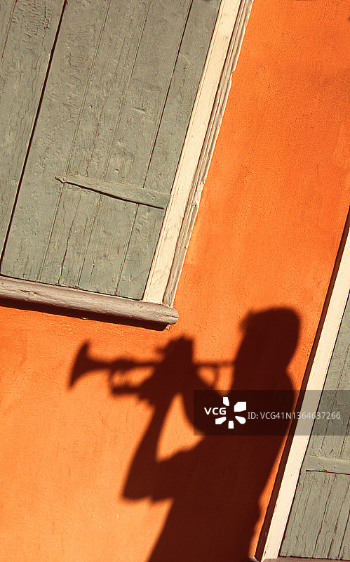 爵士小号手在墙上的影子图片素材