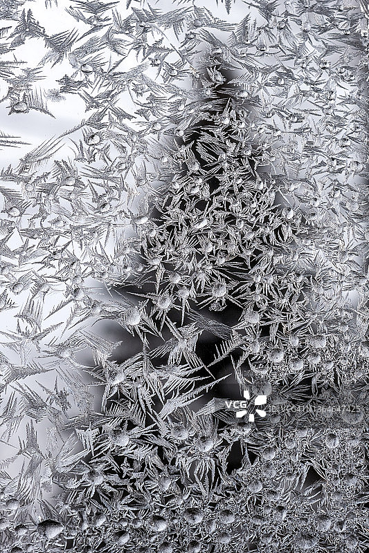 窗格上的霜花图案图片素材