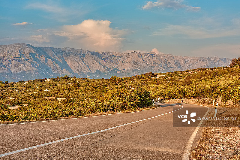 空旷的沥青路图片素材