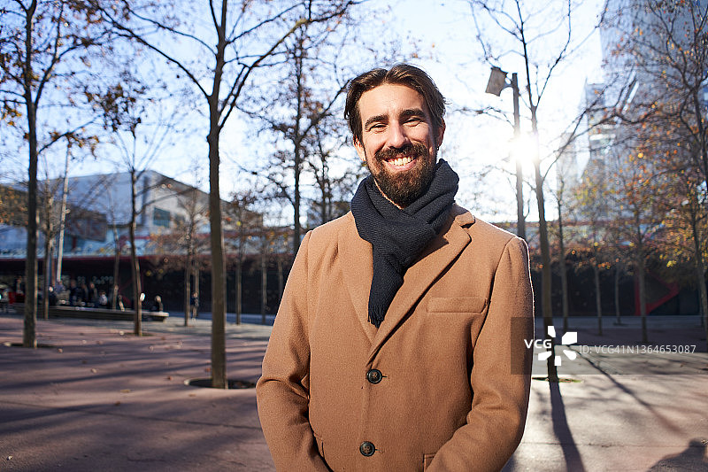 站在镜头前看着镜头的英俊白人商人图片素材