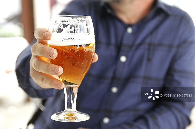 男人举杯喝啤酒特写图片素材