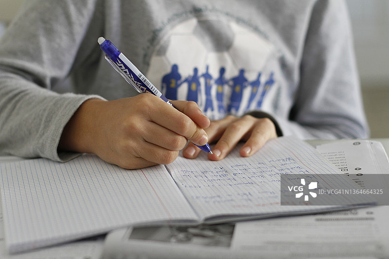 男孩写作业特写图片素材