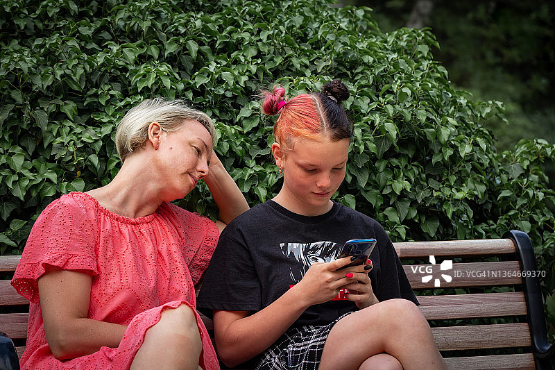 少女拿着手机看着屏幕，多元世代的代沟，青年文化图片素材