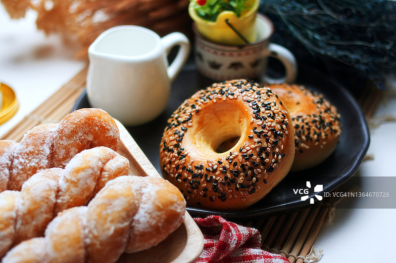 芝麻甜甜圈和糖霜面包图片素材