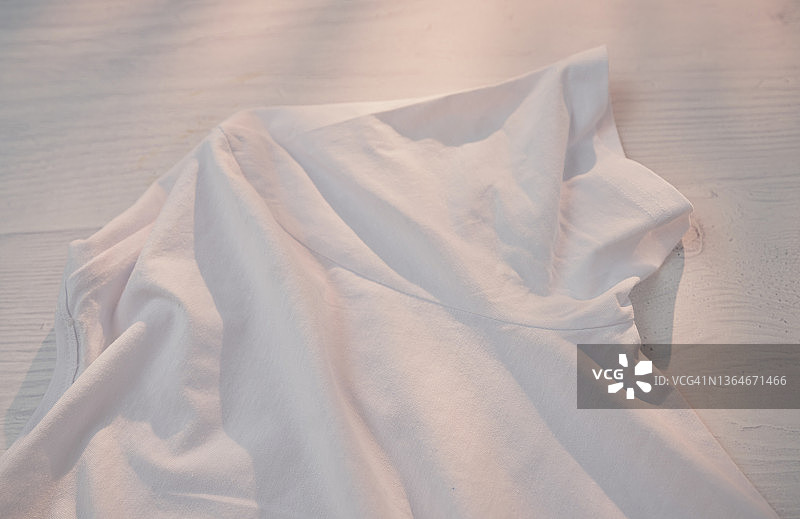 白色T恤图片素材