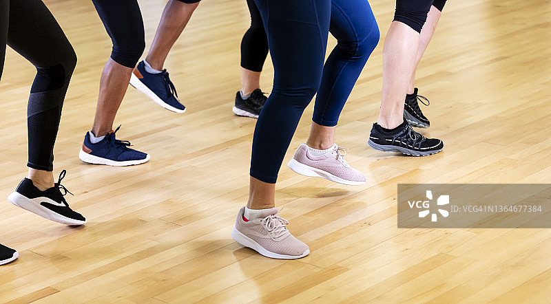 舞蹈练习班上五个女人的腿图片素材