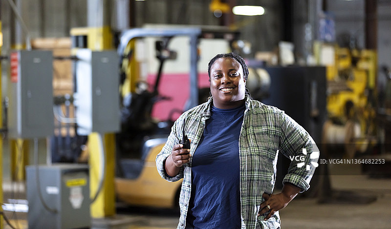 在仓库工作的非裔美国妇女图片素材