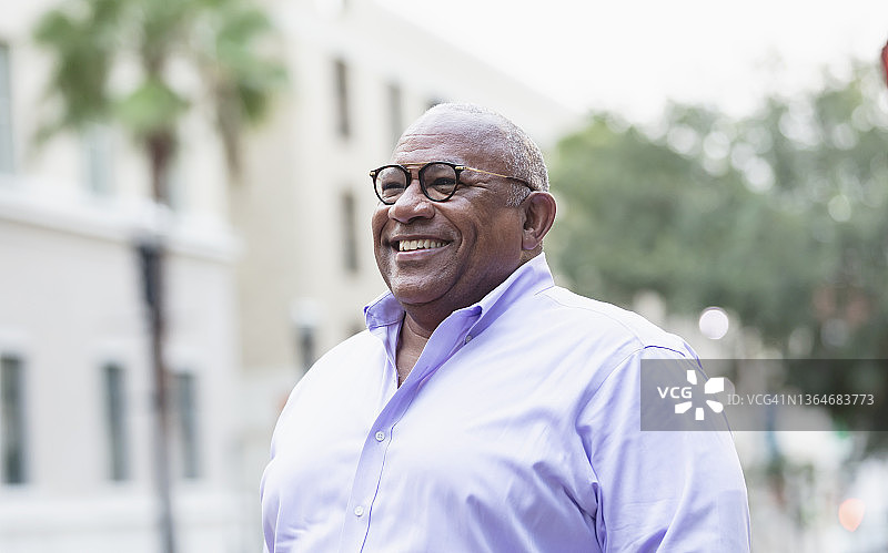 城市里体格健壮的年长黑人男人图片素材