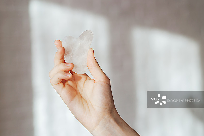 手持按摩石图片素材