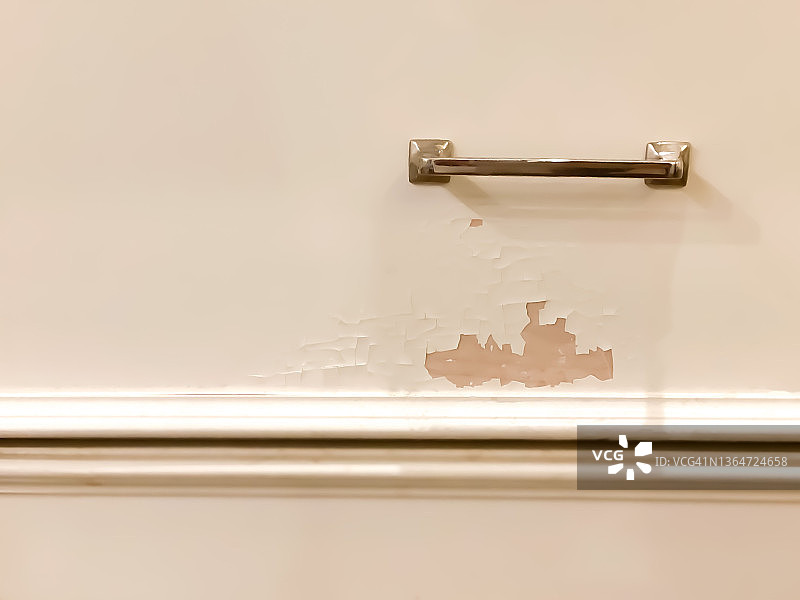 白色厨房橱柜掉漆图片素材