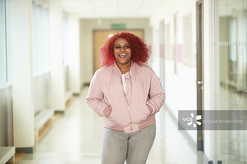 走廊里充满热情的高中女生肖像图片素材
