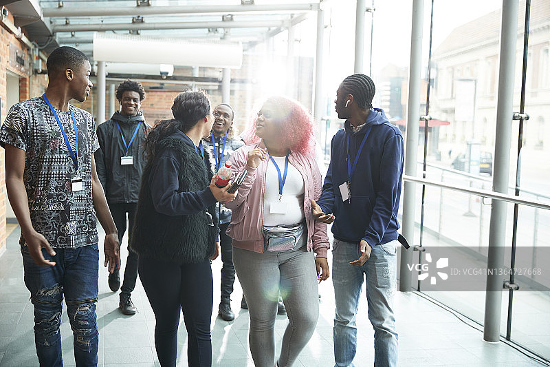 高中生在走廊里交谈图片素材